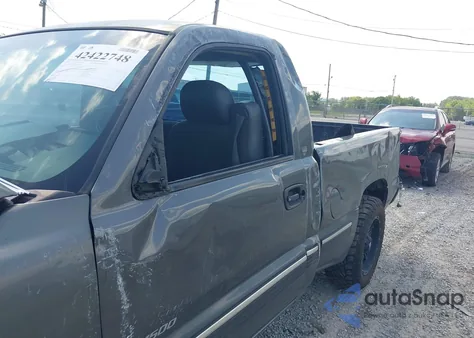 2000 Chevrolet Silverado 1500 из США, поврежденный, VIN 1GCEC14W3YZ303315